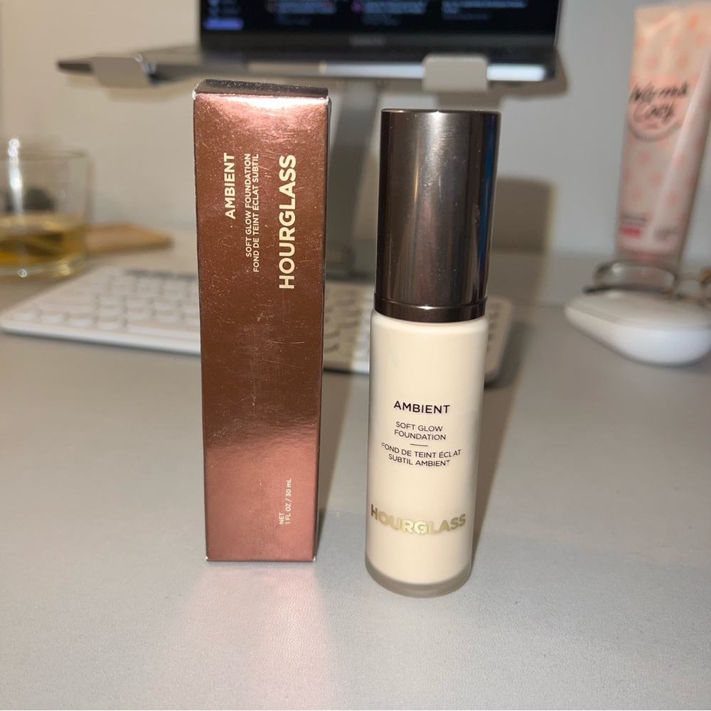 Hourglass Ambient Soft Glow foundation